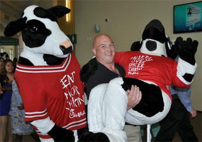 chick fil a cow mascots funny